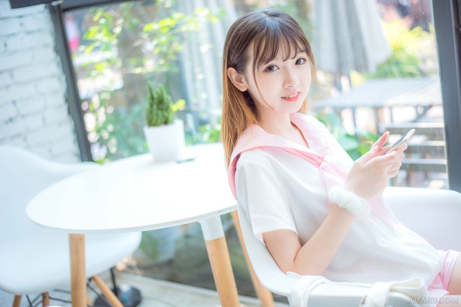 “主公……”黄权站出来一步，面色有些复杂的摇了摇头。
